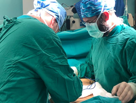 Χειρουργική επέμβαση για διόρθωση ανισομαστίας.