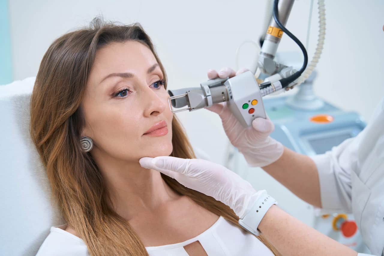Glow lift για την ενίσχυση παραγωγής κολλαγόνου με Fractional Laser.