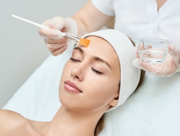 Θεραπεία με χημικό peeling.